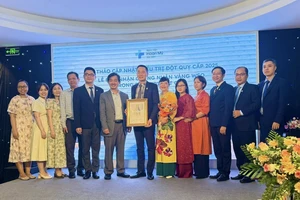 PGS-TS-BS Nguyễn Huy Thắng, Phó Chủ tịch Hội Đột quỵ Việt Nam trao Chứng nhận vàng của Hội Đột quỵ Thế giới cho Bệnh viện Hoàn Mỹ Sài Gòn 