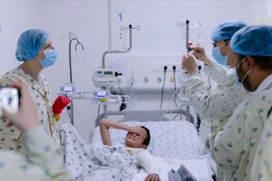 Bác sĩ người Nga và bác sĩ Bệnh viện Nhi đồng Thành phố đang trao đổi quá trình điều trị cho bệnh nhi Ảnh: BVCC