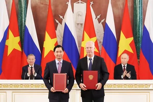Ông Kirill Dmitriev, Đại diện đặc biệt của Tổng thống Nga về kinh tế và đầu tư nước ngoài, Tổng Giám đốc Quỹ Đầu tư Trực tiếp Nga (RDIF) đại diện phía Nga trao đổi văn kiện hợp tác với ông Ngô Chí Dũng, Chủ tịch kiêm Tổng Giám đốc Công ty vắc xin VNVC trước sự chứng kiến của Tổng thống Nga Putin và Tổng Bí thư Tô Lâm. Ảnh: THỐNG NHẤT
