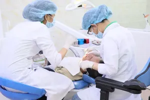 Bác sĩ nha khoa đang thăm khám cho khách hàng
