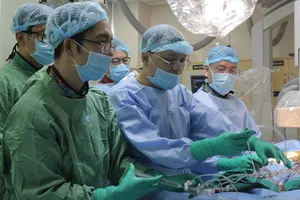 PGS TS BS. Nguyễn Hoàng Định và BS CKI. Vũ Hoàng Vũ cùng ê kíp thực hiện thủ thuật TAVI cho người bệnh 