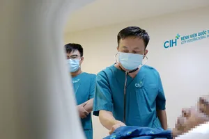 Bác sĩ đang thăm khám cho người bệnh