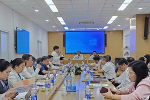 Các lãnh đạo bệnh viện thảo luận tại buổi làm việc