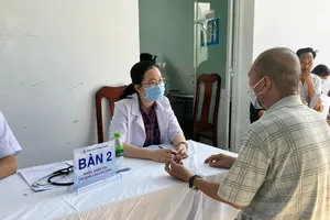 Nhân viên Trung tâm y tế huyện Nhà Bè đang thăm khám cho người bệnh