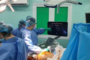 Các bác sĩ Bệnh viện Đại học Y Dược TPHCM đang can thiệp bào thai thai phụ