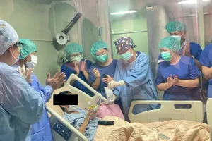 Các bác sĩ đang chúc mừng bệnh nhi điều trị thành công