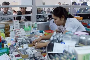 Dược sĩ đang phân loại thuốc tại một bệnh viện trên địa bàn TPHCM