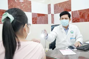 Bác sĩ đang thăm khám cho người bệnh