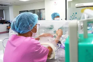 Bé được bơm thuốc hỗ trợ phổi sớm trong chưa đầy 6 giờ đầu sau sinh 