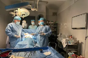 Các bác sĩ phẫu thuật cho người bệnh