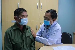 PGS-TS-BS Nguyễn Như Vinh thăm khám cho người bệnh