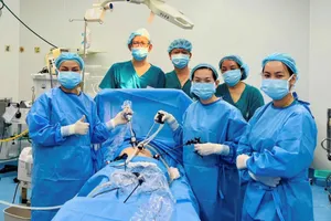 Các bác sĩ mổ cấp cứu cho sản phụ