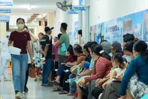 Người dân chờ khám chữa bệnh tại Bệnh viện Từ Dũ cơ sở 2 (Cần Giờ)