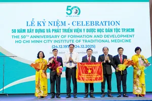 Đồng chí Nguyễn Thành Trung, Phó Chủ tịch Thường trực Ủy ban MTTQ Việt Nam TPHCM tặng cờ thi đua cho Viện Y Dược học Dân tộc TPHCM