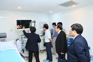 Các đại biểu tham quan hệ thống nội soi hiện đại, ứng dụng AI tại Bệnh viện Tâm Trí