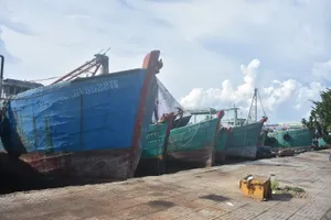 Tàu cá ngư dân xã Long Hải nằm bờ tại khu vực biển Cửa Lấp, xã Long Hải.