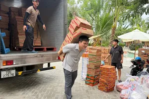 Phân loại 1.000 phần quà mang đến người dân vùng lũ