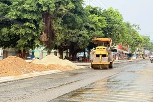 Hương lộ 5 đang được sửa chữa.