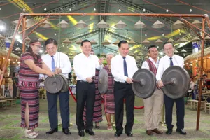 Phó Chủ tịch UBND TPHCM Bùi Minh Thạnh cùng lãnh đạo sở, ngành thực hiện gõ cồng chiêng của đồng bào dân tộc Chơ Ro tại lễ khai mạc