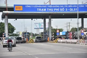 Trạm thu phí T3 trên quốc lộ 51 không còn chức năng khai thác nhưng vẫn tồn tại nhà trạm, đảo phân luồng, móng trụ