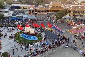 Du khách về tham gia lễ hội Dinh Cô.