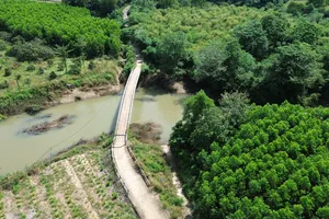 Cây cầu bắc qua sông Ray, nối xã Xuân Sơn và xã Hòa Hội