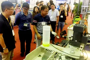 Khách tham quan máy công nghiệp nhựa