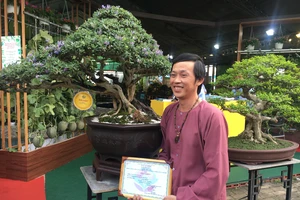 Nghệ sĩ Hoài Linh đoạt giải nhất Hội thi Hoa lan - Bonsai