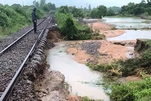 Ngành đường sắt phải chuyển tải hành khách bằng ô tô vì cơn bão số 9