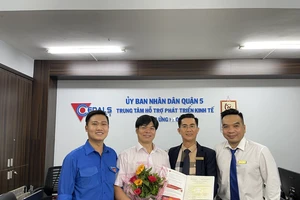 Đại diện công ty TNHH TM Chí Minh là doanh nghiệp đầu tiên nhận giấy phép kinh doanh sau khi thay đổi địa giới