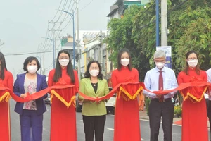 Lãnh đạo TPHCM cắt băng khánh thành. Ảnh: CAO THĂNG