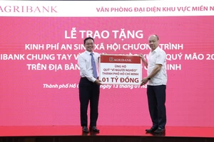 Agribank trao tặng kinh phí 1 tỷ đồng cho Quỹ vì người nghèo TPHCM