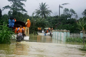 Nước lũ lớn đe dọa ngập lụt nhiều khu vực và gây ra sạt lở. Ảnh: NGUYỄN TRANG