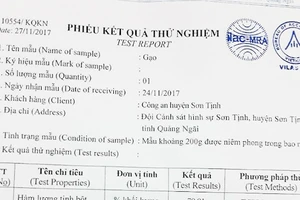 Kết quả thử nghiệm mẫu gạo cấp cứu trợ vùng lũ ở Tịnh Hà. Ảnh: NGUYỄN TRANG