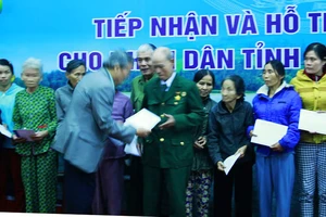 Trao hỗ trợ cho người dân Quảng Ngãi