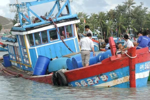 Một chiếc tàu bị chìm được lai dắt về