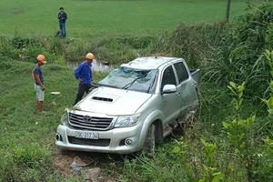 Tai nạn đường sắt giữa tàu chở hàng và xe ô tô, 2 người thương vong