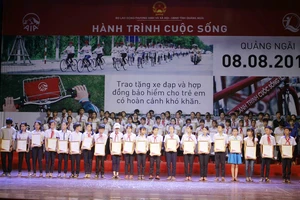 “Hành trình cuộc sống” lần thứ 8 đến với trẻ em khó khăn ở Quảng Ngãi