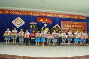 Trao tặng cặp phao cho học sinh vùng lũ