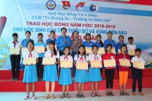 Trao 160 suất học bổng cho học sinh dân tộc thiểu số và con ngư dân