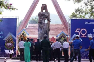 Tượng đài Khu di tích Khánh Giang - Trường Lệ