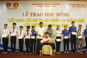 Trao học bổng Thắp sáng ước mơ thanh thiếu nhi Quảng Ngãi. Ảnh: NGUYỄN TRANG