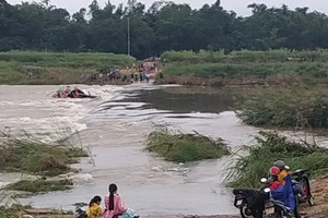 Quảng Ngãi: Nước chảy xiết, đò ngang lật giữa dòng, 5 người thoát nạn