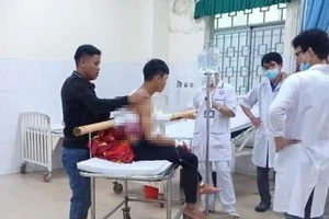 Nam thanh niên bị cây keo đâm xuyên ngực từ trước ra sau