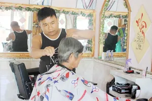 Người cắt tóc miễn phí ở vùng núi Trà Bồng được Thủ tướng tặng bằng khen