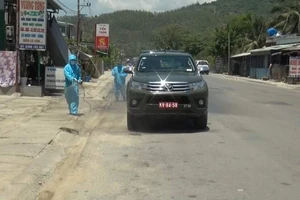 Quảng Ngãi: Huy động xe chuyên dụng phun khử khuẩn khu vực thị xã Đức Phổ