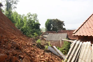 Quảng Ngãi: Nguy hiểm sạt lở núi ở thị trấn Châu Ổ