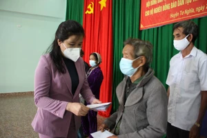 Bà Đinh Thị Phương Lan, Phó Chủ tịch Hội đồng Dân tộc tặng quà tết cho hộ nghèo H'rê tại xã Nghĩa Thắng, huyện Tư Nghĩa, tỉnh Quảng Ngãi. Ảnh: NGUYỄN TRANG