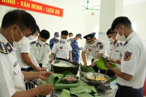 Chiến sĩ Cảnh sát biển gói bánh chưng đón Tết Nguyên đán Nhâm dần 