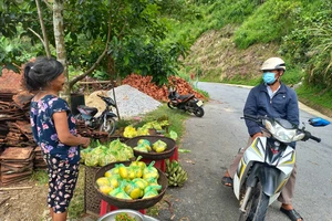 Cuối tuần, đi “chợ” của người Cor trên đỉnh đèo Eo Chim